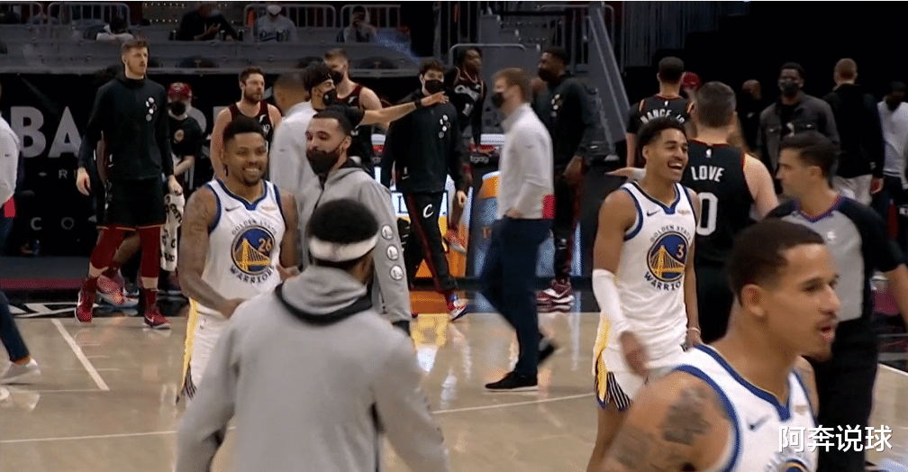 斯蒂芬·庫里|33+5+4！庫里又打瘋，維金斯23+6+6不出汗，懷斯曼不打勇士很開心