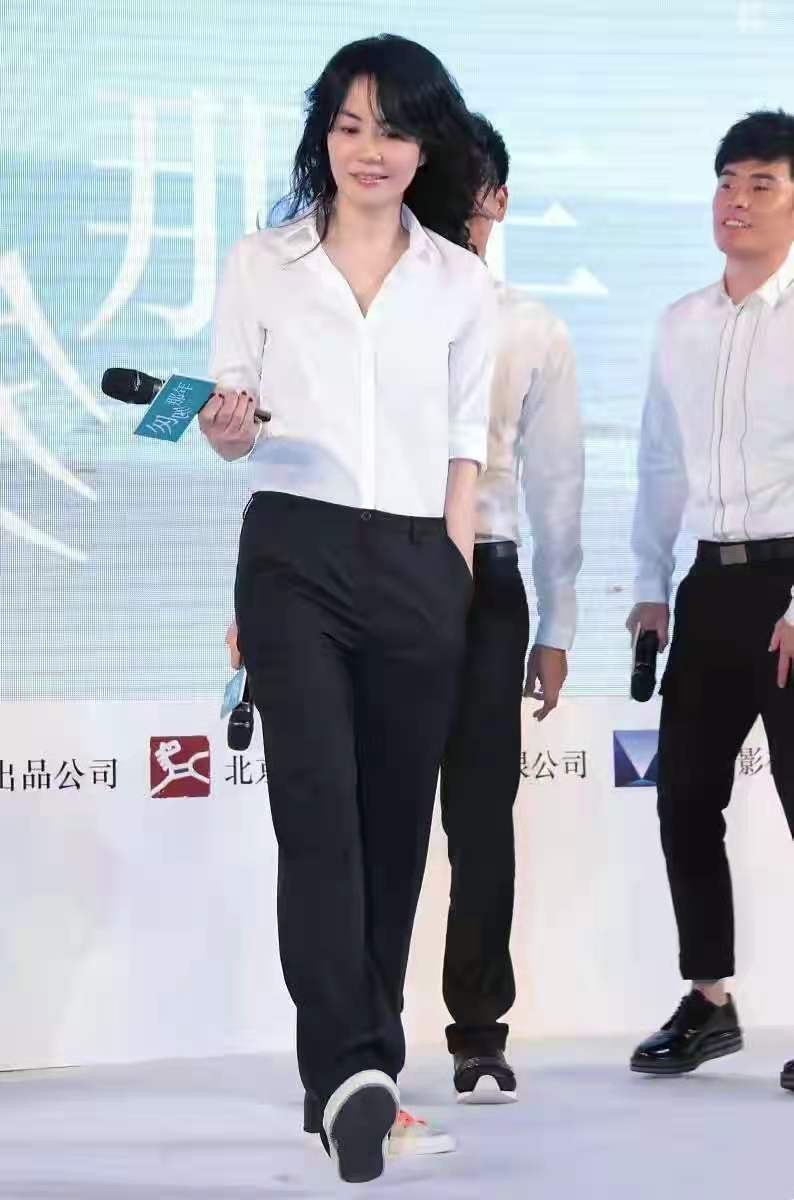 王菲|51岁王菲久违露面！一身黑衣配利落短发尽显中性美，比谢霆锋还帅