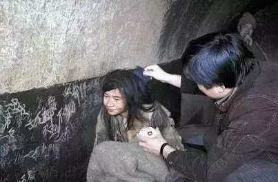 京小秘 一个女孩跟闺蜜一起出去逛街,结果被人贩子拖进面包车,卖进山里