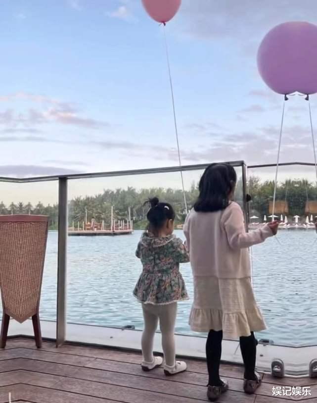 陈赫|陈赫给小女儿过生日，2岁咲咲被壮观场面吓哭，罕露正脸像爸爸