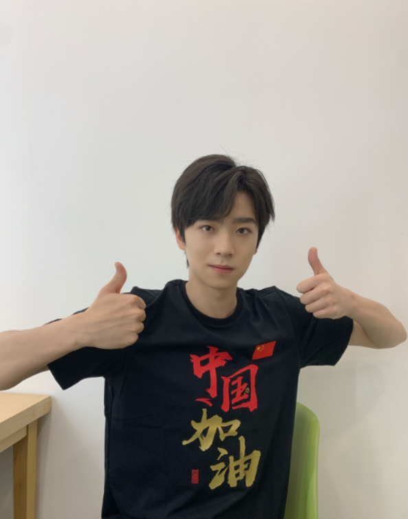 |“人类高质量男性”徐勤根正常画风照曝光，看清后：这不挺帅的吗