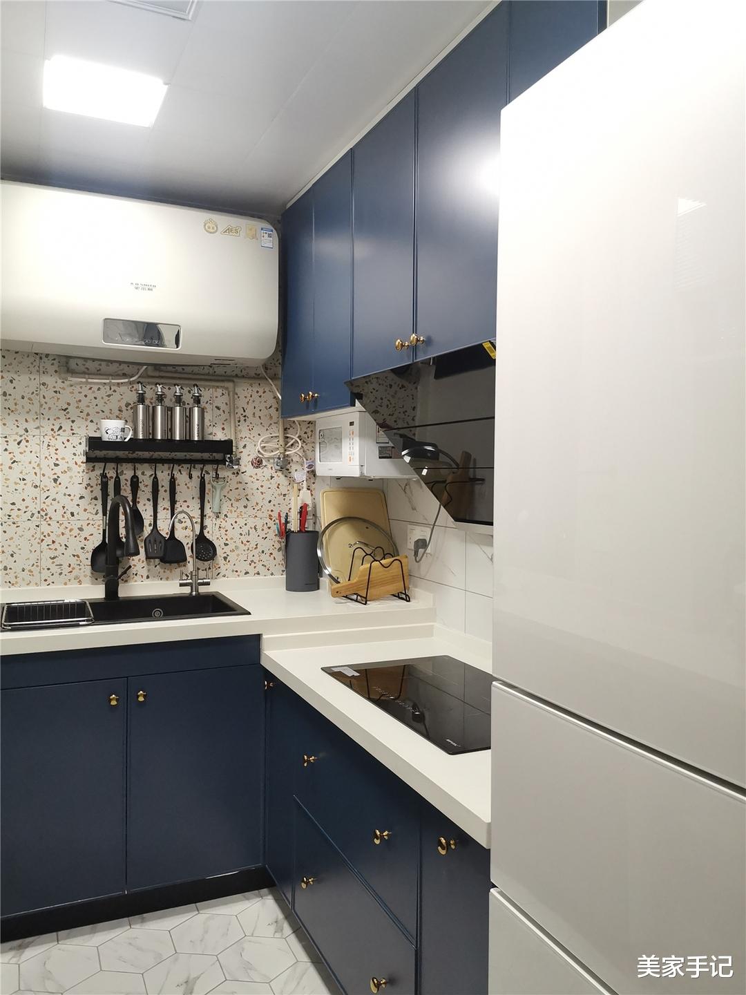 这位退休教师太有远见了,舍弃电视墙,全屋打满柜子,效果超高级!