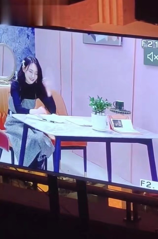 郑爽|郑爽被正式封杀后疑拒不认错，还破罐子破摔，评论区怒骂网友