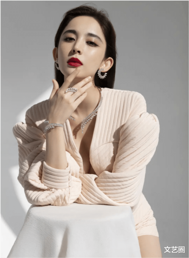 古力娜扎|古力娜扎新剧颜值下降，鼻孔大小不一左右不对称，被网友质疑整容失败