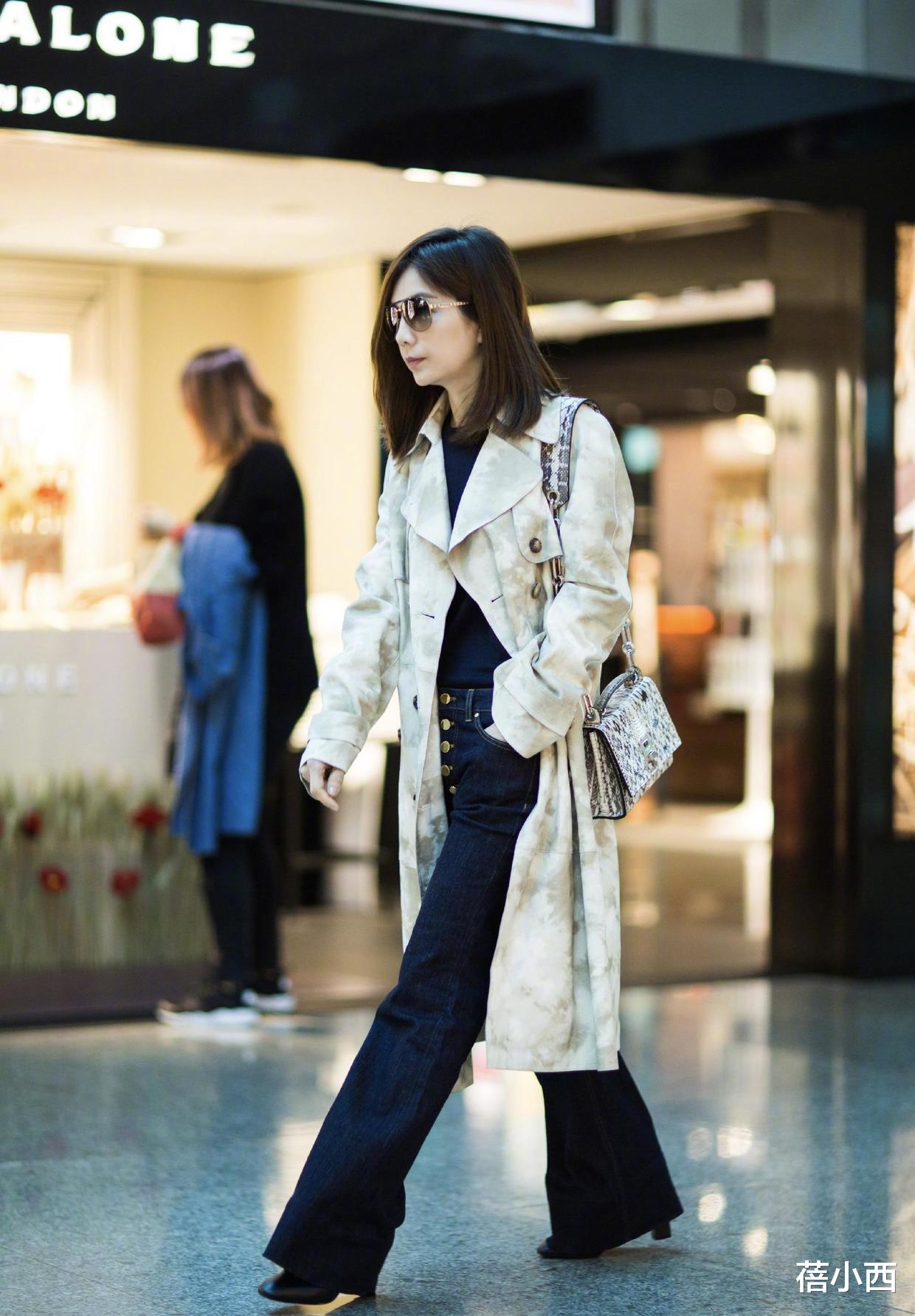 张艺谋|Ella陈嘉桦终于换风格了，穿抹胸连体裤身材出众，一点不像40岁