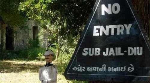 每天读宋词 整座监狱就关他一人，为打发时间每天缠着狱警聊天，他是什么身份