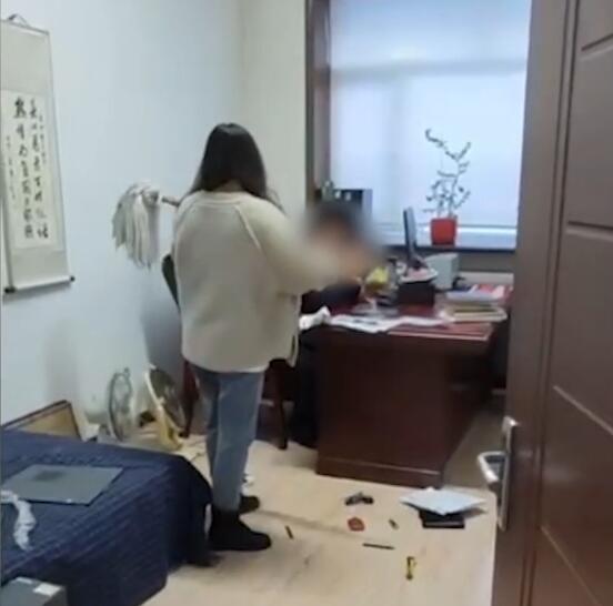 |打得好！女子不堪领导骚扰办公室一顿暴揍，领导：我错了请你吃饭