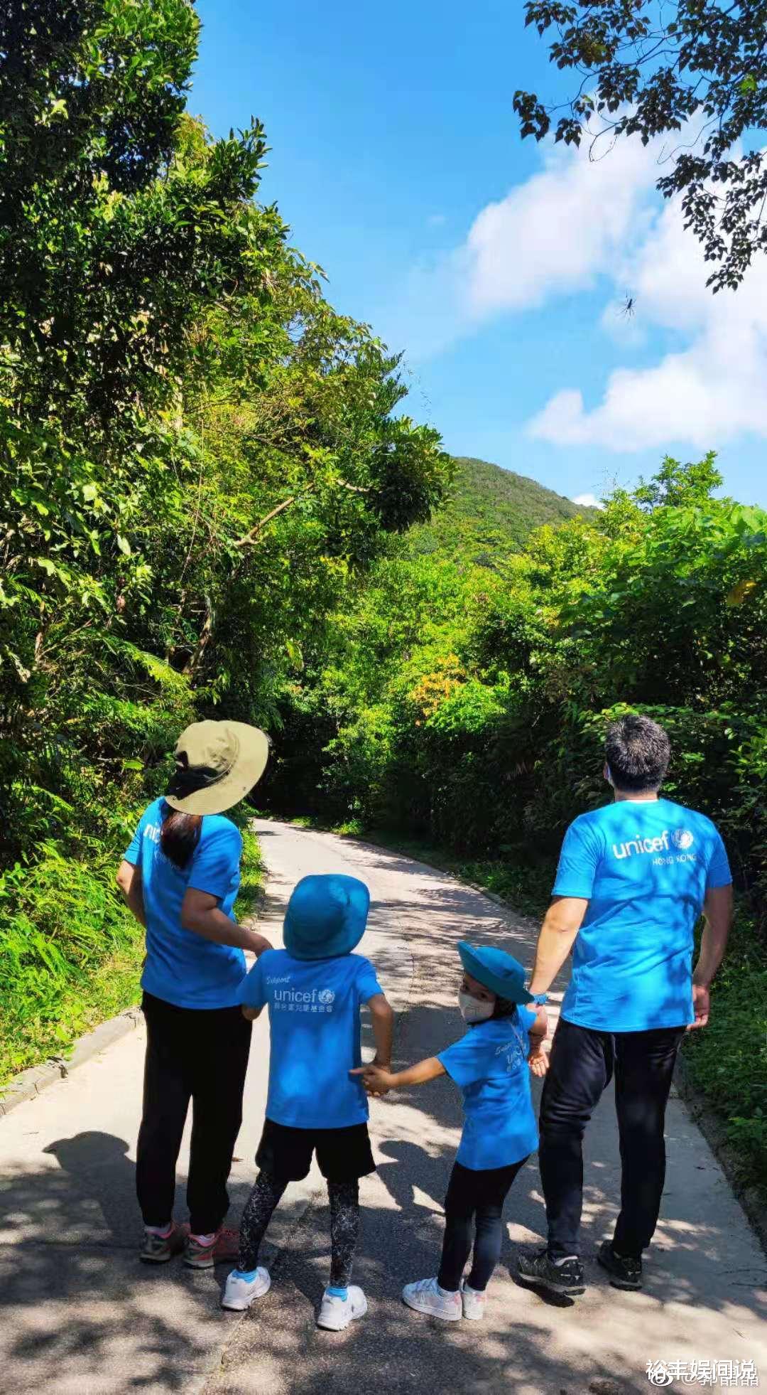 许仙|霍启刚女儿第一次登台表演，娇俏打扮似足郭晶晶，完全不怕出丑