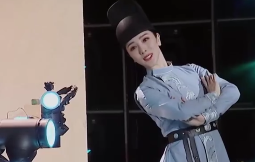 李思思|央视李思思罕晒跳舞视频！扭腰摆臀动作性感，穿一身黑衣酷劲十足