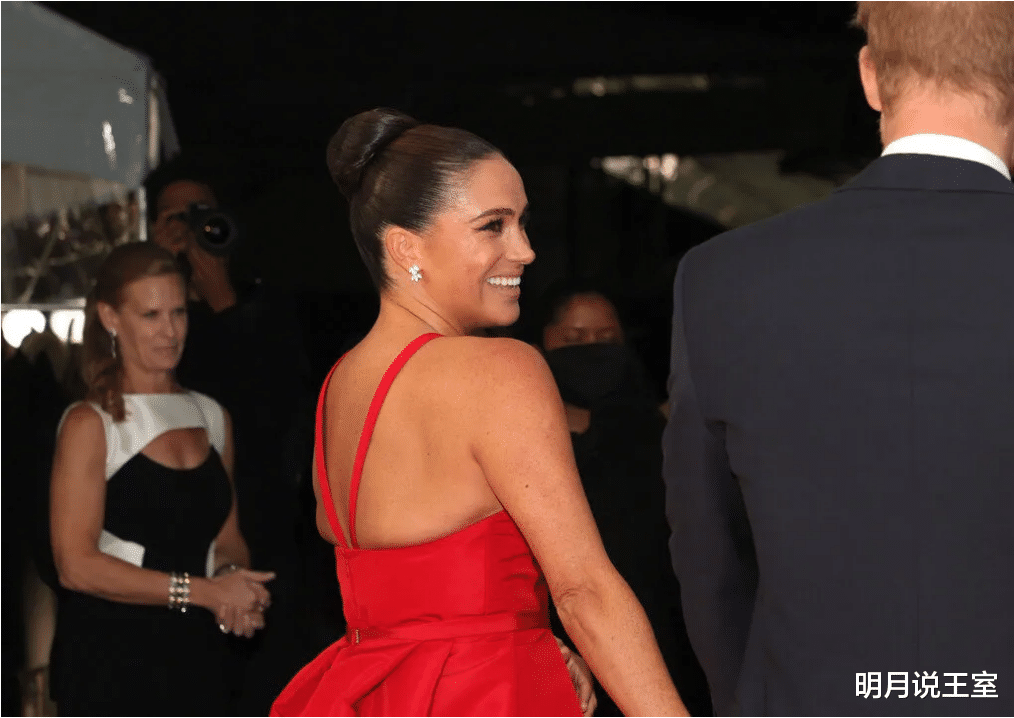 欧美明星|梅根罕见再走红毯，身材丰腴变化大，一袭红裙隆重感十足