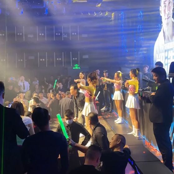 郑浩南|57岁郑浩南现身深圳某酒吧，身材苗条演唱深情：还是值得被尊重的