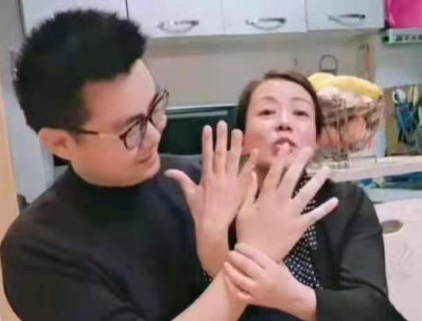 郭希宽|郭威婚纱照曝光，神态竟与郭希宽神似，网友：基因的强大改变不了