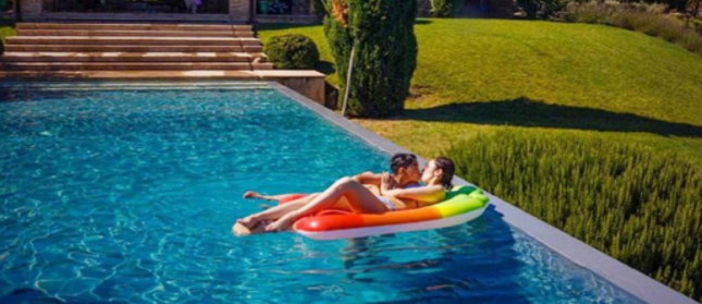 李嘉欣|李嘉欣和儿子共浴，穿透视装一起逛街，家长注意儿大避母不是说说