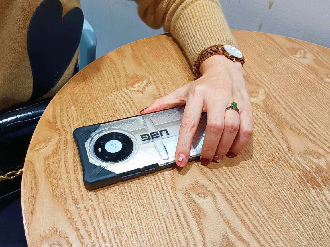 手机想裸奔,又怕碎屏,UAG手机壳你得试试了,给你裸奔的手感