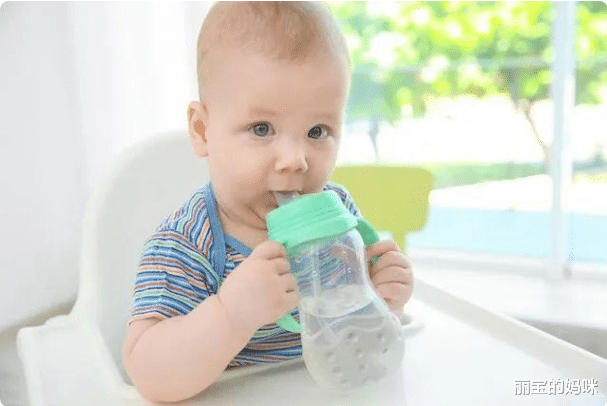 丽宝的妈咪|当宝宝想喝水时，会发出暗示信号，宝妈发现后要记得给其“补水”