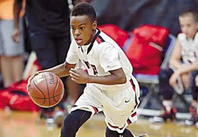 扣篮|詹姆斯人生第一次扣篮14岁，卡特12岁，那库里呢？没有对比就没有尴尬