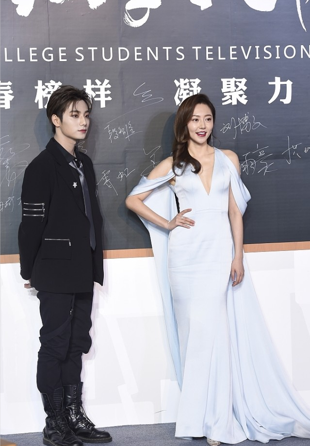 凡小屋 黄梦莹穿深V礼服出席活动,淡蓝色调清新自然,御姐范儿十足