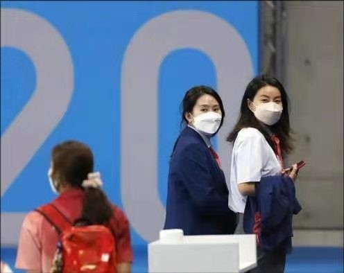 时尚风行派|郭晶晶女儿拿金牌当玩具！穿国家队领奖服为奥运加油，小圆脸超萌