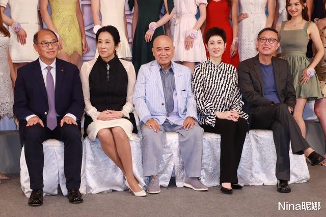 Nina昵娜|姜还是老的辣！63岁朱玲玲高调为晚辈们打call，穿旗袍输年龄赢穿搭抢尽风头