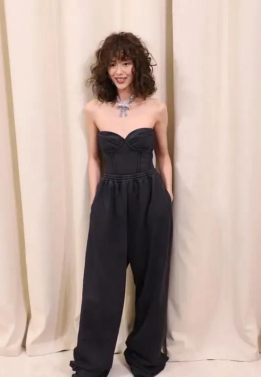 林依晨|林依晨真够拼的！刚出月子火速复出，穿抹胸裙勒出副乳妈妈胸抢镜