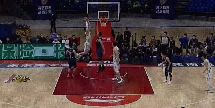 广东男篮|疯了！隔扣易建联！115分干翻广东宏远！这一扣绝对NBA级别