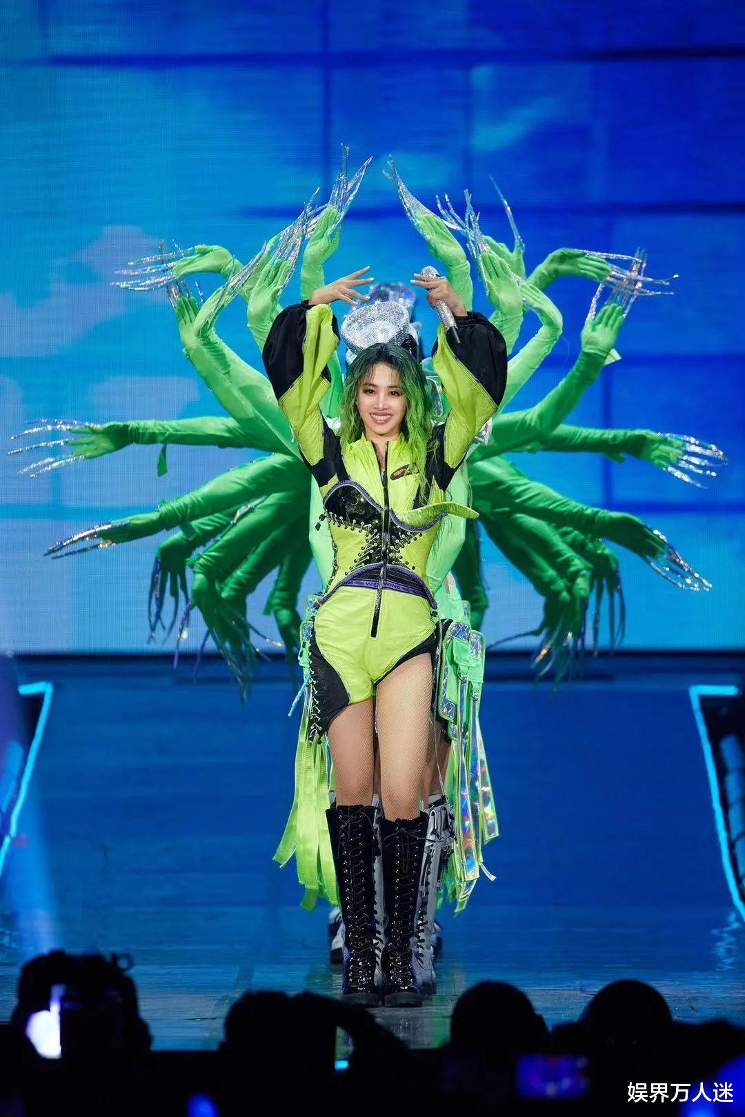 演唱会|蔡依林裙子开到胯部，她直接在舞台换衣服，细数明星演唱会骚操作