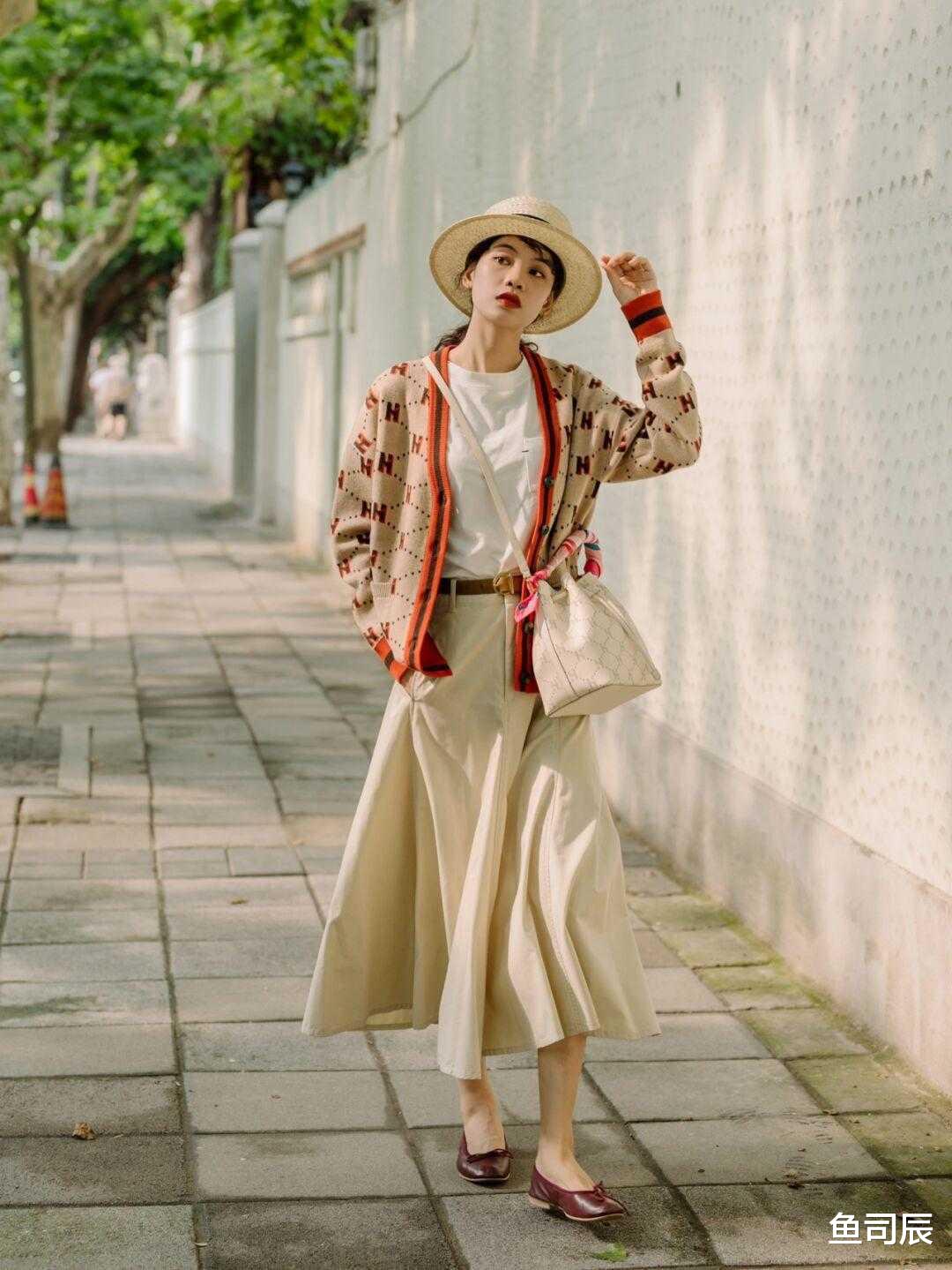 鱼司辰|入秋，小个子适合走气质路线，黑色T恤配白色高腰直筒裤，超洋气