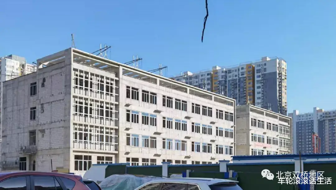 购房置业|第二个“清管”？双桥这个九年制学校开始喷涂外立面