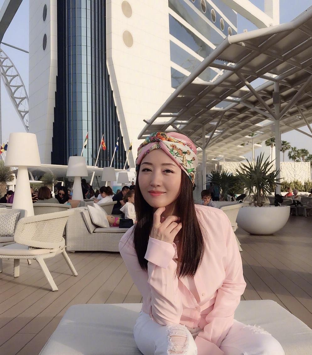 何有强|杨钰莹穿衣真显年轻，粉色衬衫搭配白色牛仔裤，看着不像有50岁了