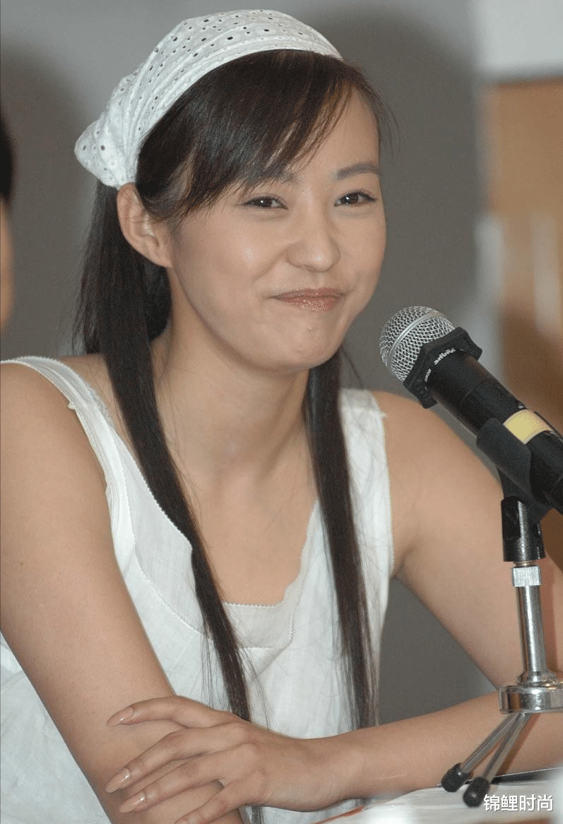 穿衣搭配|郝蕾真会博眼球,虽然穿蕾丝裙挺保守的,但头顶羽毛让人移不开眼