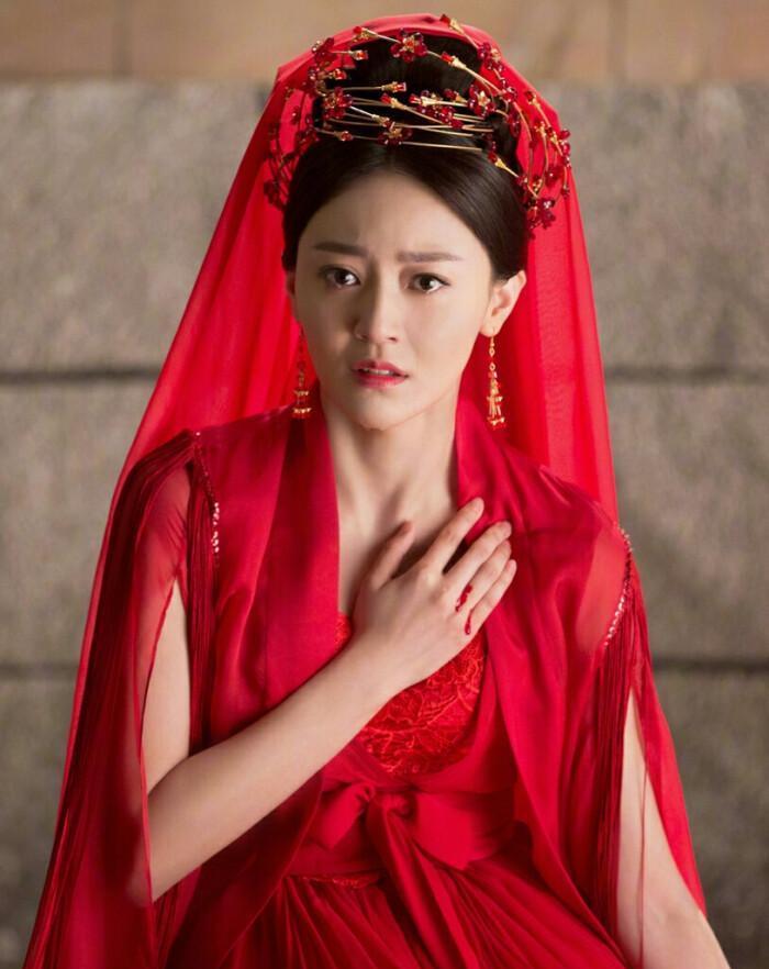 迪丽热巴|杨幂旗下“四朵金花”，只有迪丽热巴名气直逼老板，网友直呼优秀