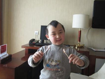 邓鸣贺|春晚“开门娃娃”邓鸣贺去世6年，众人怒骂“父母就是罪魁祸首”