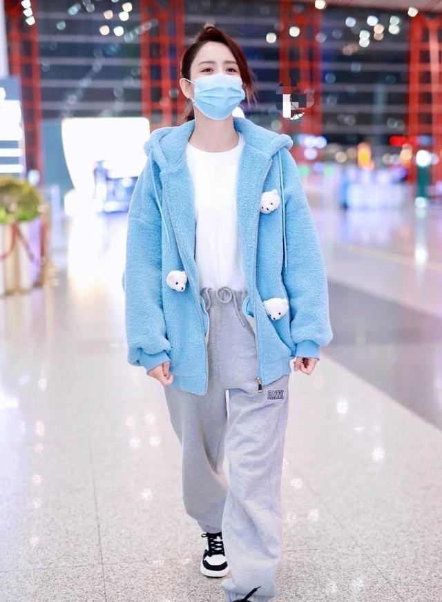 佟丽娅|佟丽娅气质真好，休闲裤混搭毛绒外套，不仅不拉垮还个性有范