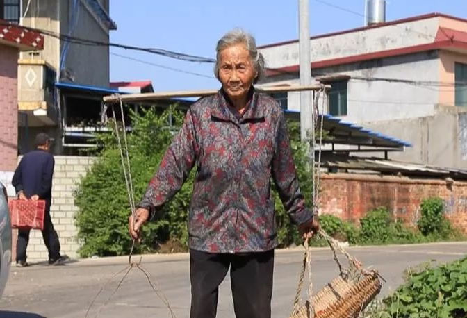 98岁老母亲照顾俩智障儿70多年,生了他们就负责到底,母爱无疆!