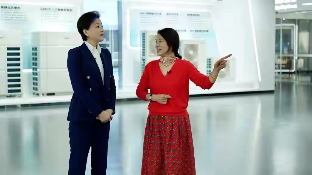 潮帮先生|董明珠越老越时髦，穿开衫配渔夫帽气质变温柔，走路依然是霸总范