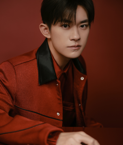 易烊千玺|易烊千玺提名奥斯卡，地位与另两人产生差距，不合体多半在迁就他