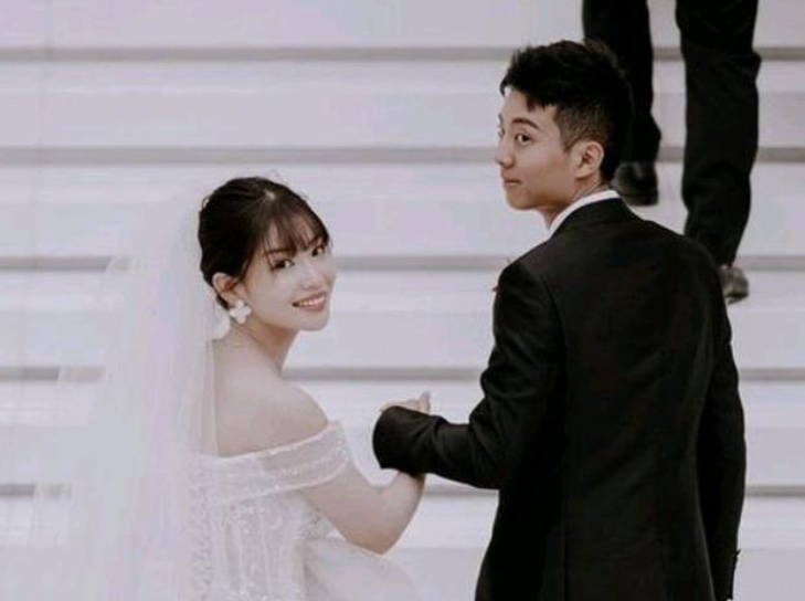 糖果的妈妈|大二怀孕、抱娃读哈佛,超前行为惹争议:女大学生这么好骗?