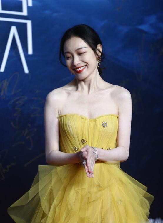 倪妮|倪妮再次大胆展露自己傲人身材，身穿黄色礼服惊艳众人