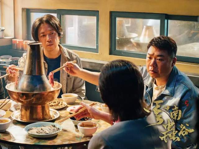 潘粤明|47岁潘粤明现身片场，22元上衣领口破旧，发福严重身形似王鸥两倍