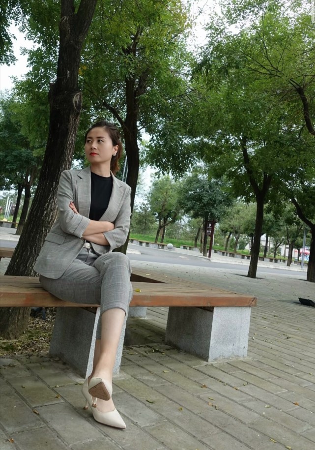 27君|普通职业装穿出不普通的气质，灰色格子纹配上黑色内里！