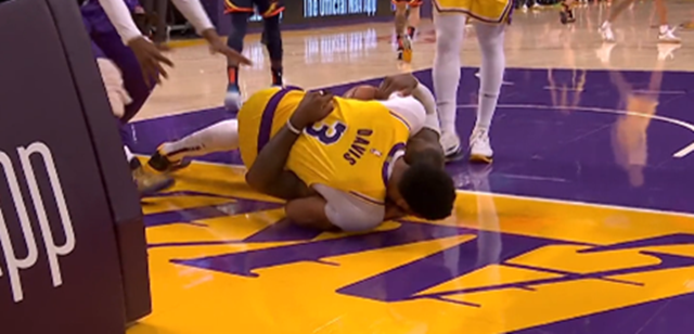 官宣|造孽啊！浓眉倒地滑入老詹怀里！520原地官宣领证：这狗粮也太饱了吧