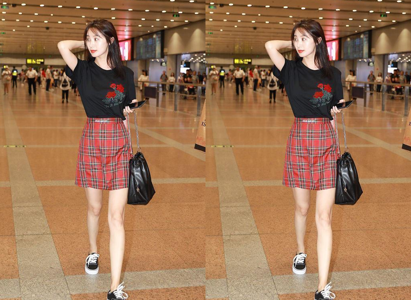 潮流搭配师甜甜|李菲儿的身材有多绝，穿“紧身裙”大秀身材，细腰长腿谁不爱