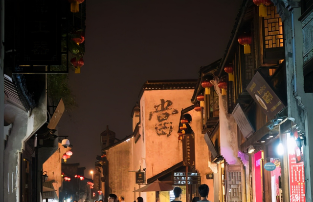 若珍|浙江嘉兴一古镇，有着粽子博物馆，夜晚月亮倒在河中，幽美静谧