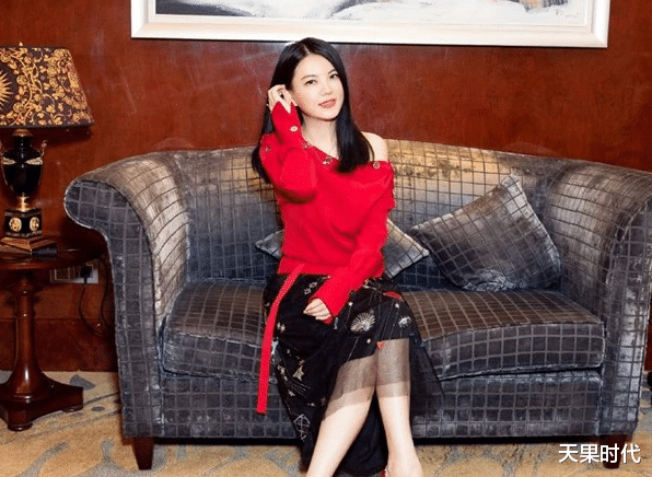 天果时代|李湘真有气场，身穿红裙像女强人，侧面突出曲线确实有料