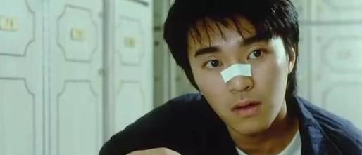 周星驰|他一手捧红周星驰，如今没钱治，星爷百亿身家为何不帮他？