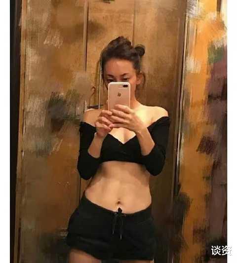 牛莉|47岁牛莉穿背心举铁，手臂肌肉健硕不输小伙，尖锐鼻头突兀抢镜