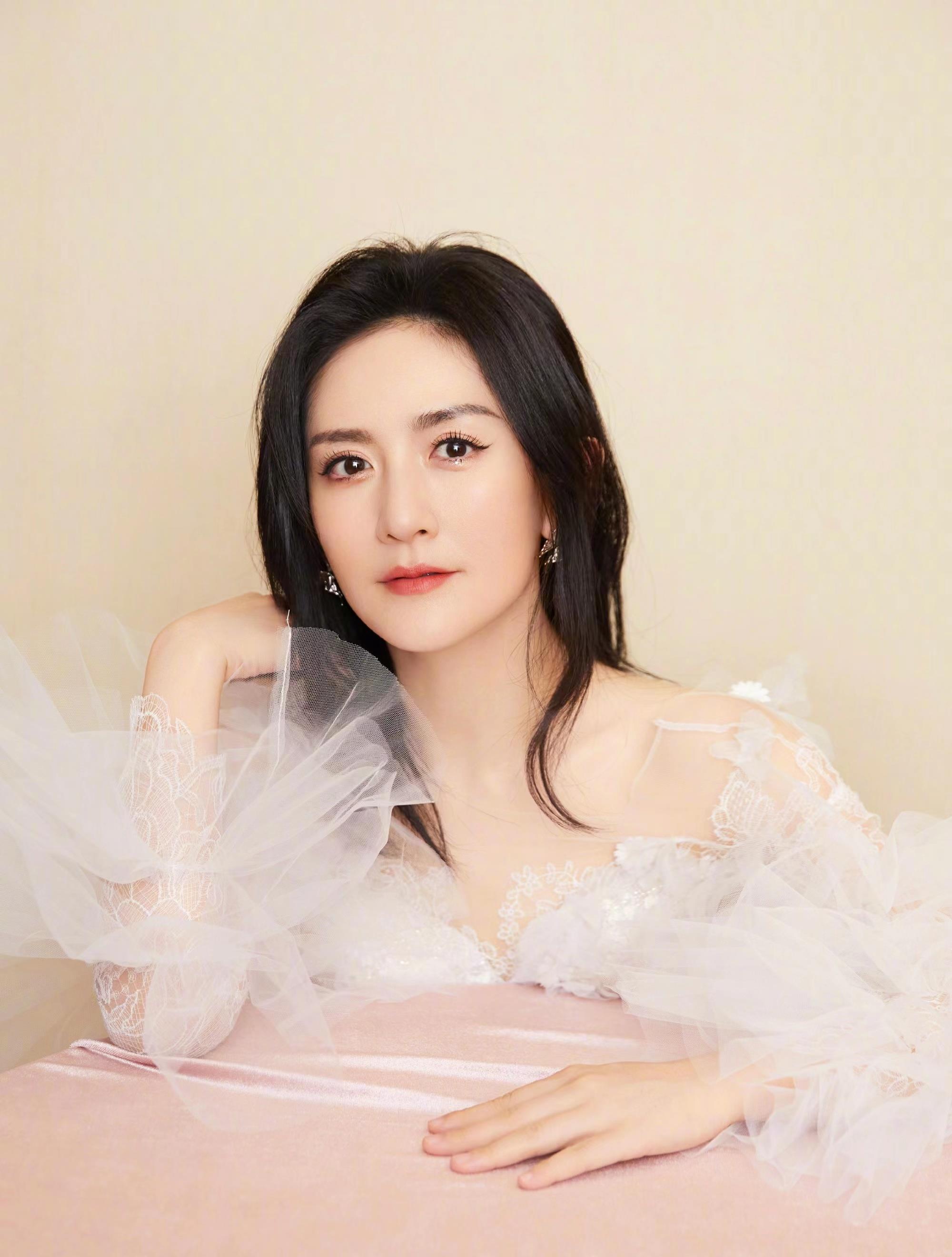 林志颖|谢娜二胎产后复出跨年晚会不主持而唱歌：气质更加温婉