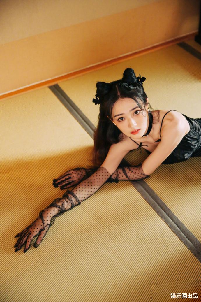 徐璐|徐璐才是真萝莉，26岁拍大片，趴在地上摆拍时状态不输00后