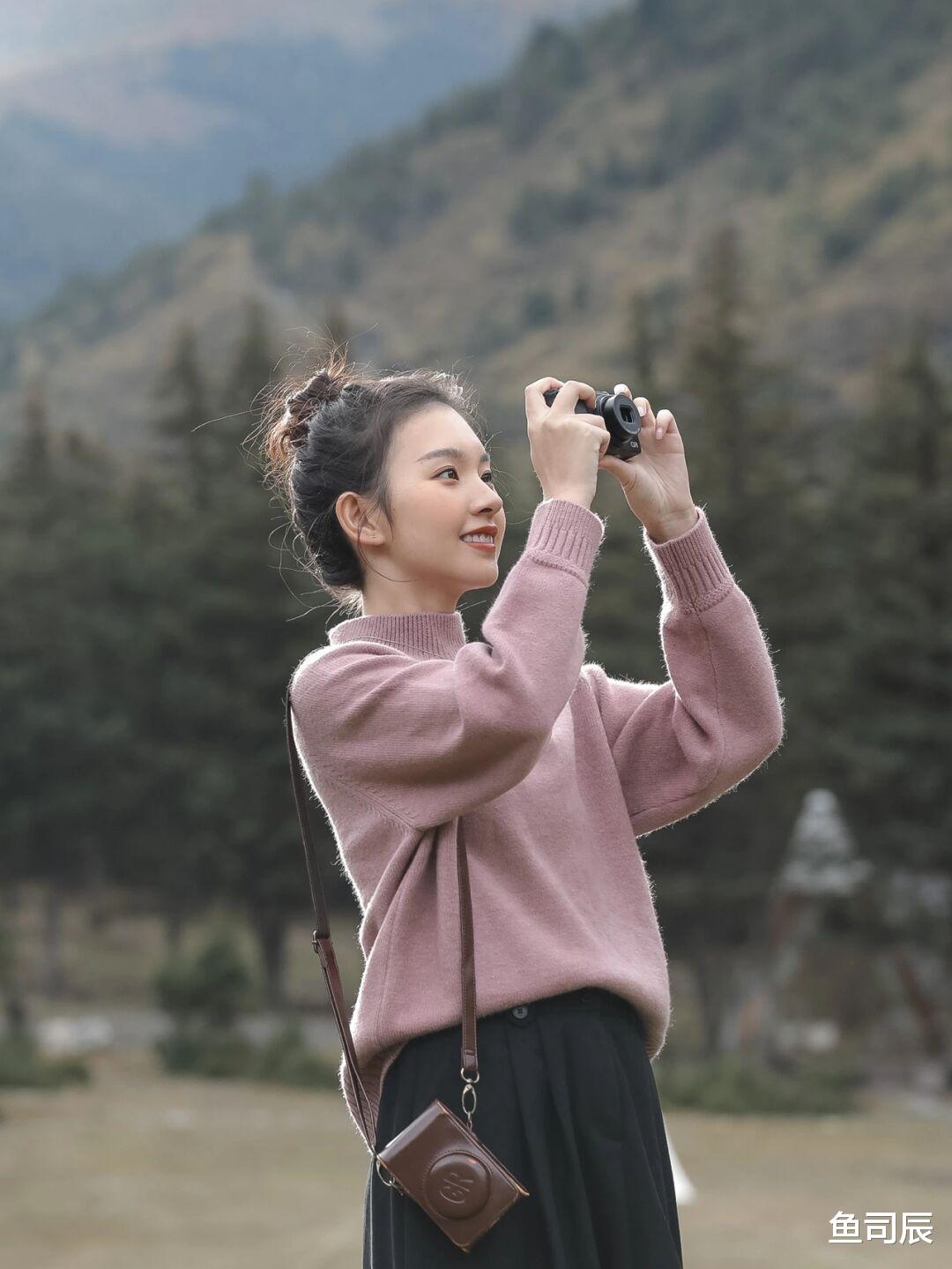 鱼司辰 秋冬来一个经典搭配，红色高领毛衣搭配黑色半身裙，高级又洋气