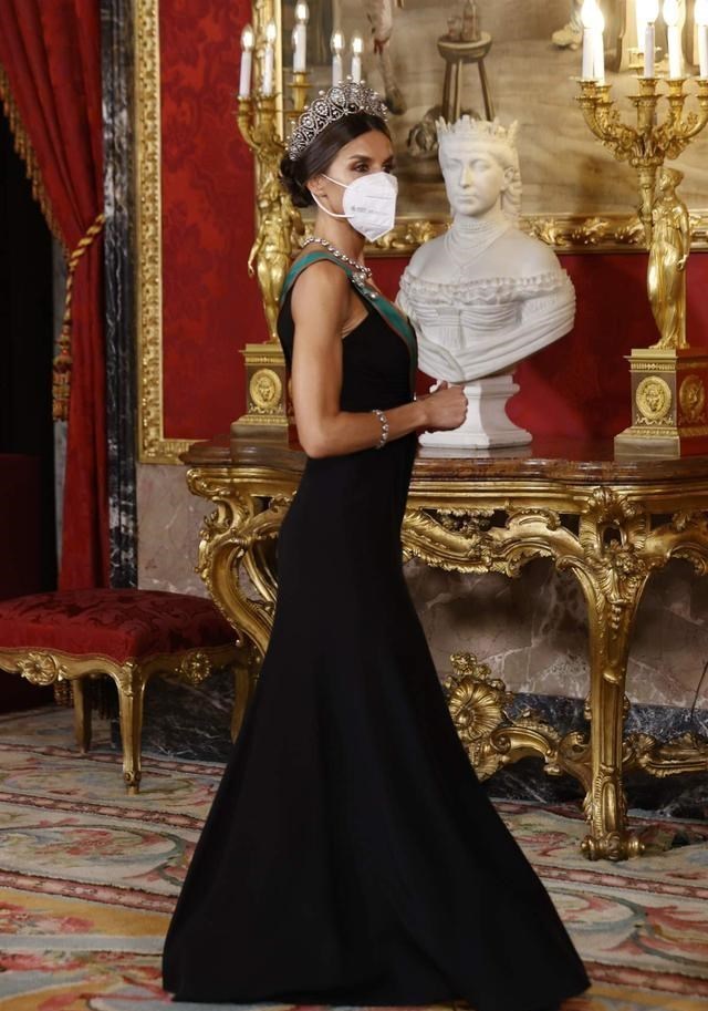 西班牙|两顶王冠,三个国家,15套着装,一篇看完西班牙王后忙而美的11月